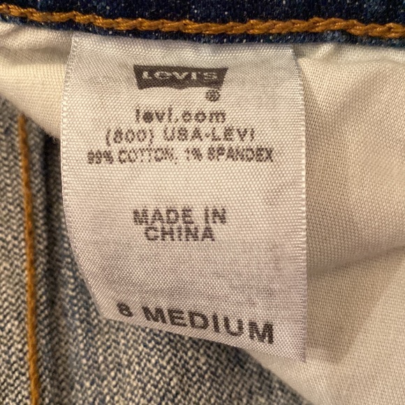 LEVI'S size Medium. - Picture 3 of 8